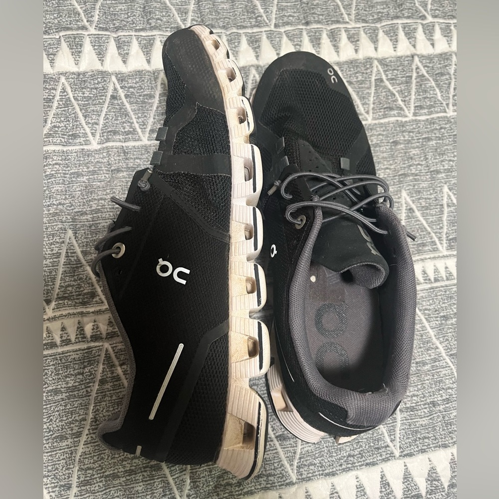 OnCloud Women’s tennis shoes size 9